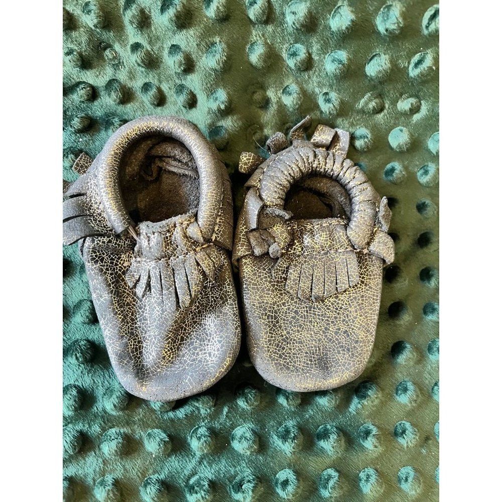 Freshly Picked Moccasins Size 2 1/2 2.5 dark pewter grey metallic shoes